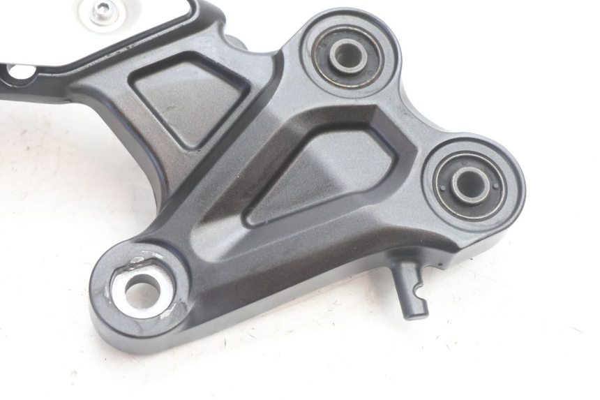 photo de FRONT RIGHT FOOTREST MOUNT YAMAHA FZ8 800 (2010 - 2016) - Alternative perspective