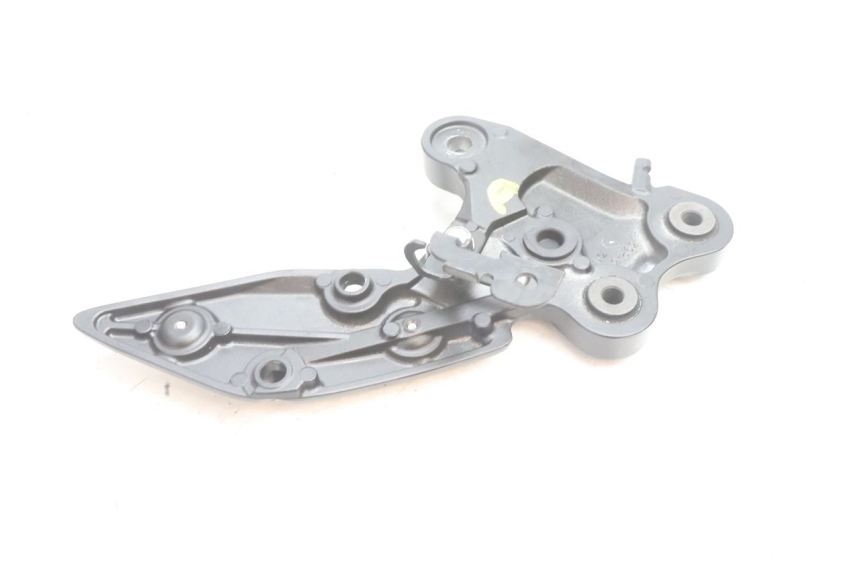 photo de FRONT RIGHT FOOTREST MOUNT YAMAHA FZ8 800 (2010 - 2016) - Fixing points details