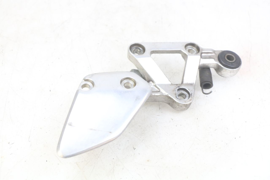 photo de RIGHT FRONT FOOTREST BRACKET YAMAHA FZS FAZER 600 (1998 - 2001) - Component detail