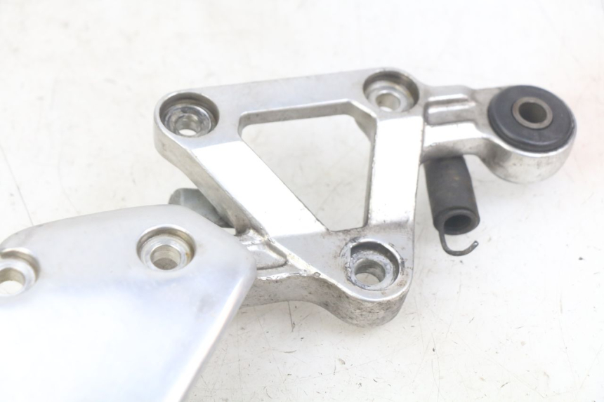 photo de RIGHT FRONT FOOTREST BRACKET YAMAHA FZS FAZER 600 (1998 - 2001) - Product overview