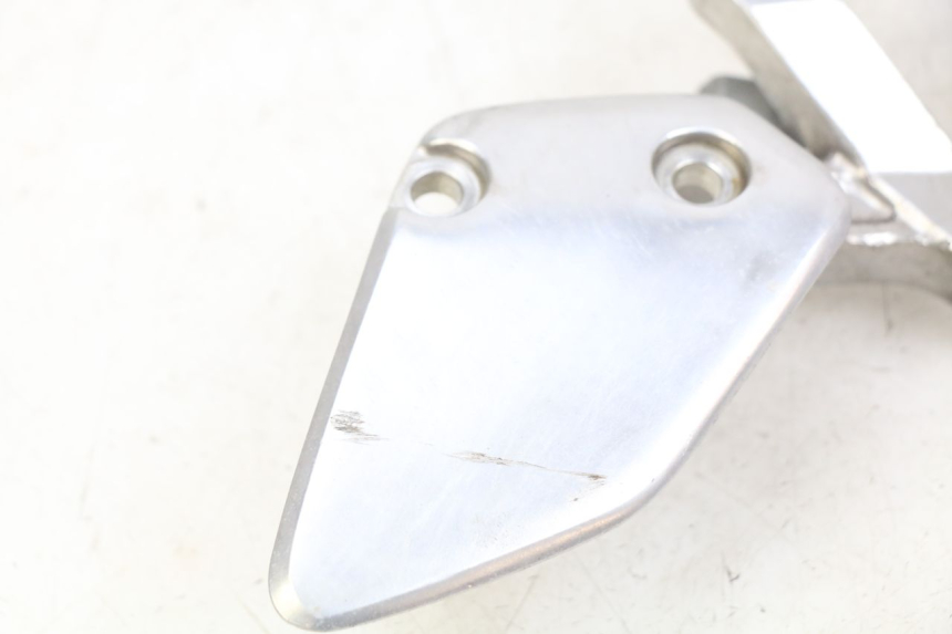 photo de RIGHT FRONT FOOTREST BRACKET YAMAHA FZS FAZER 600 (1998 - 2001) - Fixing points details