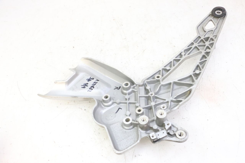 photo de FRONT RIGHT FOOTREST MOUNT BMW G310 R 310 (2016 - 2020) - Technical close-up