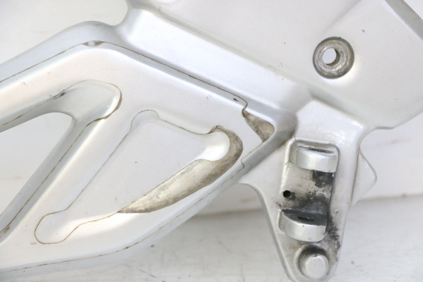 photo de FRONT RIGHT FOOTREST MOUNT BMW G310 R 310 (2016 - 2020) - Surface and material condition