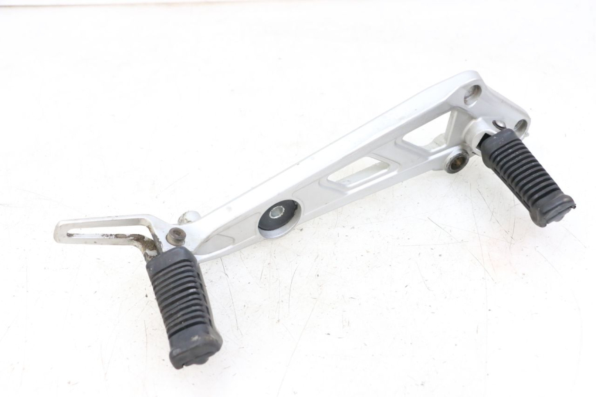 photo de FRONT RIGHT FOOTREST MOUNT HYOSUNG GF 125 (2001 - 2005) - Main view