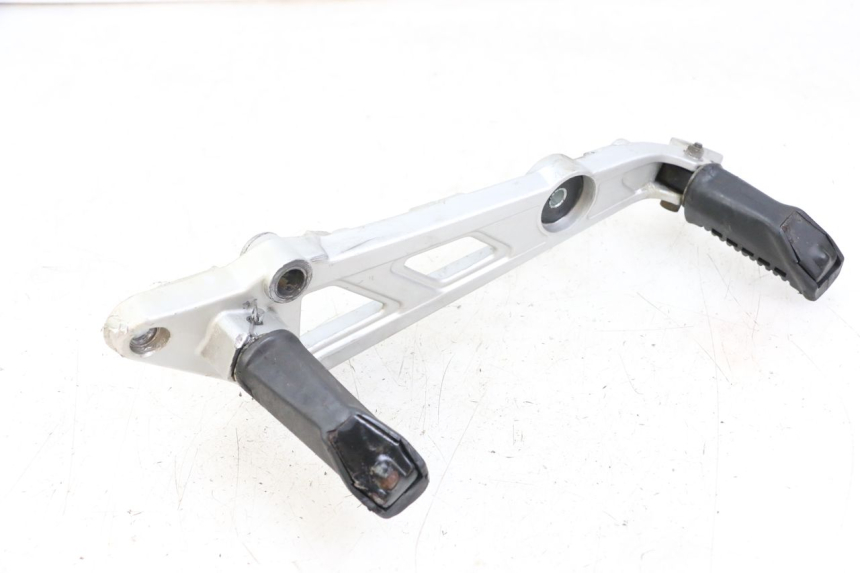 photo de FRONT RIGHT FOOTREST MOUNT HYOSUNG GF 125 (2001 - 2005) - Technical close-up