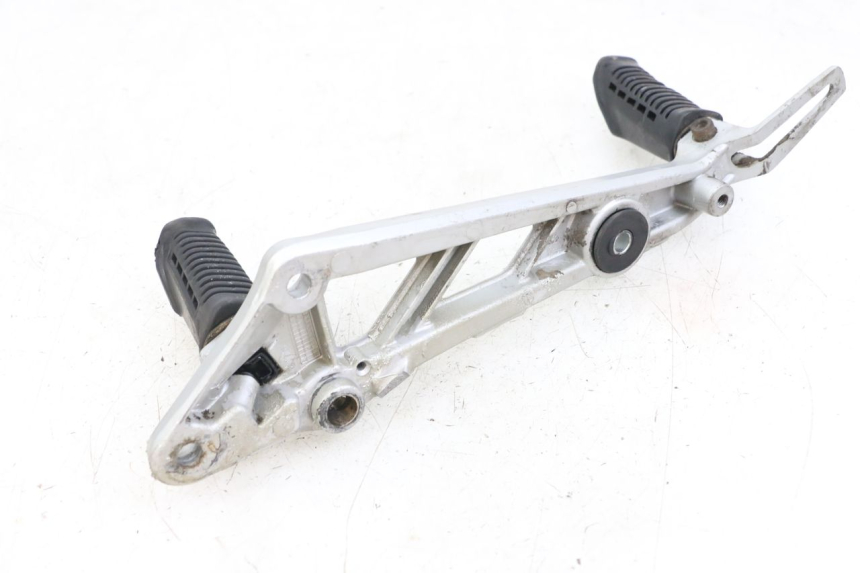 photo de FRONT RIGHT FOOTREST MOUNT HYOSUNG GF 125 (2001 - 2005) - Fixing points details