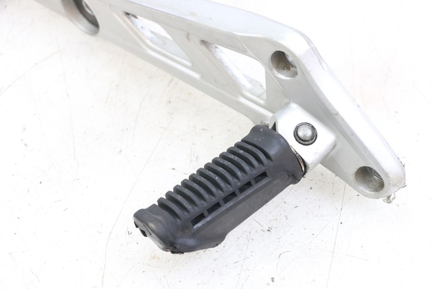 photo de FRONT RIGHT FOOTREST MOUNT HYOSUNG GF 125 (2001 - 2005) - Surface and material condition