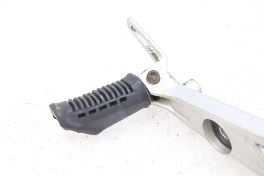 photo de FRONT RIGHT FOOTREST MOUNT HYOSUNG GF 125 (2001 - 2005) - Checked used part