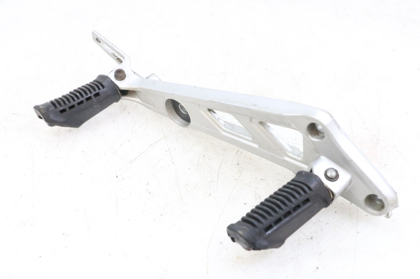 photo de FRONT RIGHT FOOTREST MOUNT HYOSUNG GF 125 (2001 - 2005) - Markings and original references