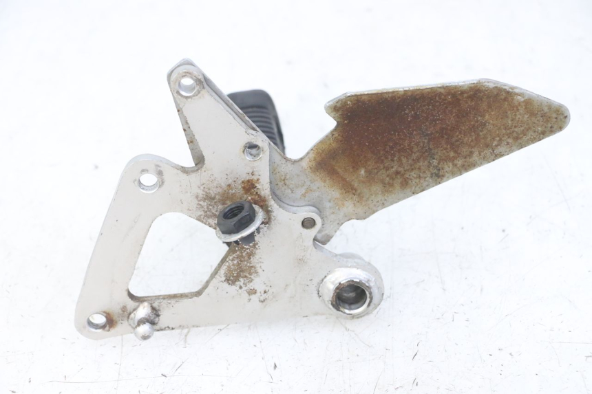 photo de FRONT RIGHT FOOTREST MOUNT SUZUKI GS GSE 500 (2001 - 2003) - Fixing points details