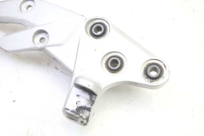 photo de FRONT RIGHT FOOTREST MOUNT SUZUKI GSR 750 (2011 - 2017) - Zoom on usage condition