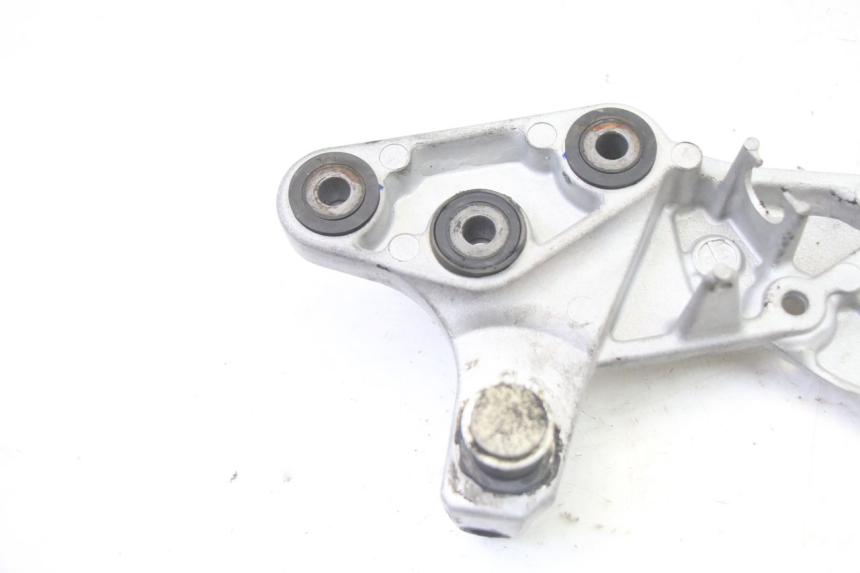 photo de FRONT RIGHT FOOTREST MOUNT SUZUKI GSR 750 (2011 - 2017) - Product overview