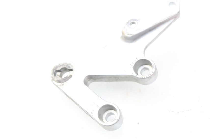 photo de FRONT RIGHT FOOTREST MOUNT SUZUKI GSX-R GSXR 600 (2001 - 2003) - Alternative perspective