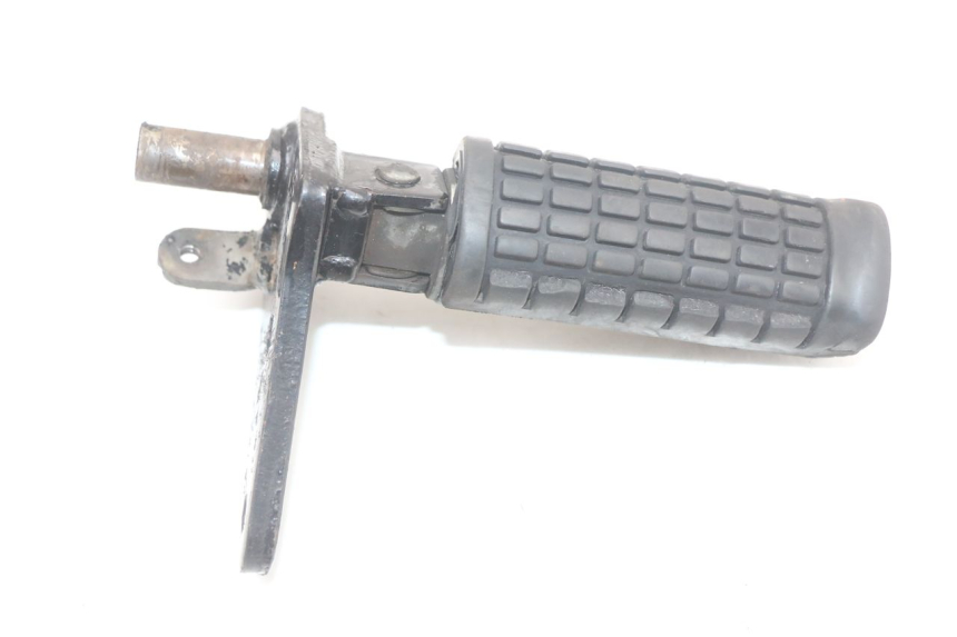 photo de FRONT RIGHT FOOTREST MOUNT SUZUKI GZ MARAUDER 125 (1998 - 2004) - Component detail