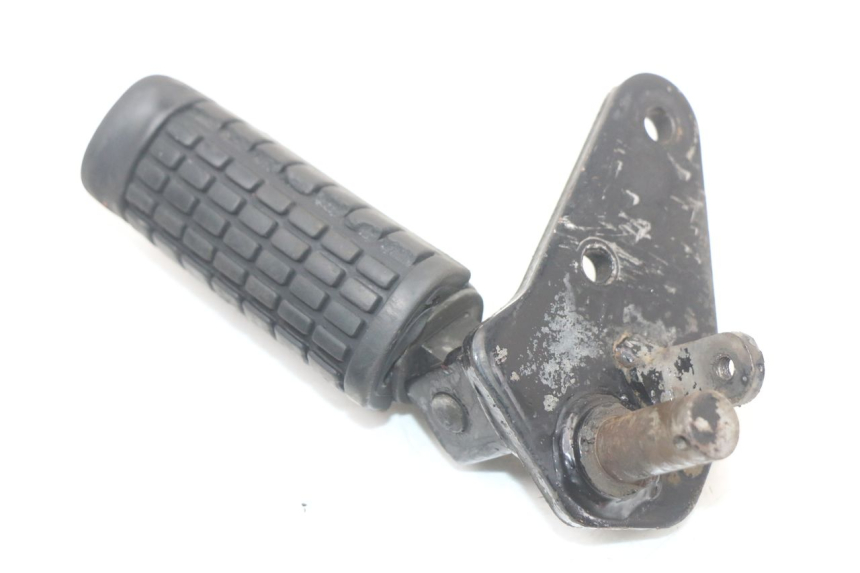 photo de FRONT RIGHT FOOTREST MOUNT SUZUKI GZ MARAUDER 125 (1998 - 2004) - Technical close-up
