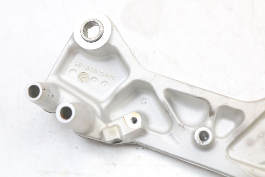 photo de FRONT RIGHT FOOTREST MOUNT HUSQVARNA SVARTPILEN 401 (2018 - 2023) - Fixing points details