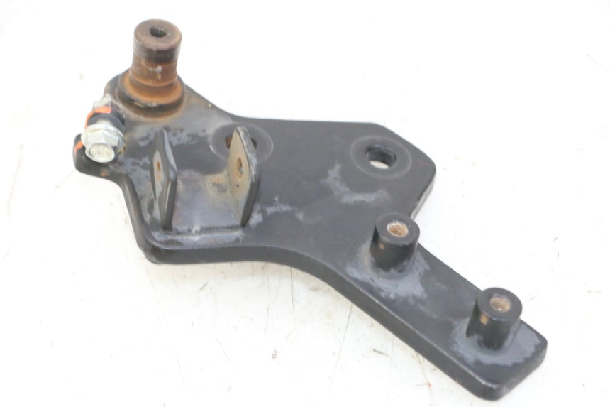 photo de FRONT RIGHT FOOTREST MOUNT KEEWAY K-LIGHT KLIGHT 125 (2018 - 2025) - Zoom on usage condition