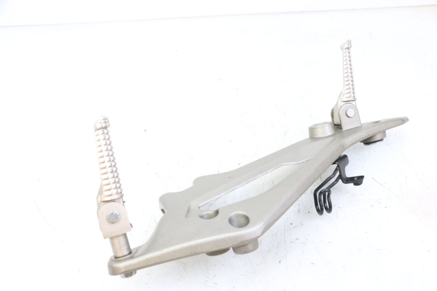 photo de FRONT RIGHT FOOTREST MOUNT KIDEN KD125-G 125 (2018 - 2022) - Component detail