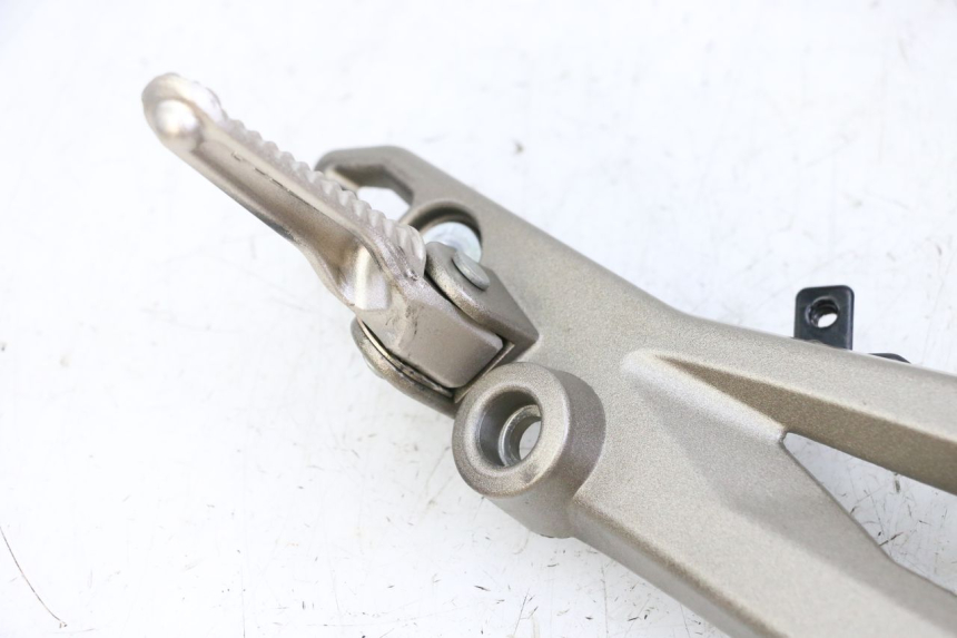 photo de FRONT RIGHT FOOTREST MOUNT KIDEN KD125-G 125 (2018 - 2022) - Zoom on usage condition