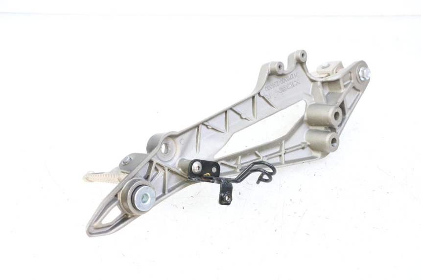 photo de FRONT RIGHT FOOTREST MOUNT KIDEN KD125-G 125 (2018 - 2022) - Technical close-up