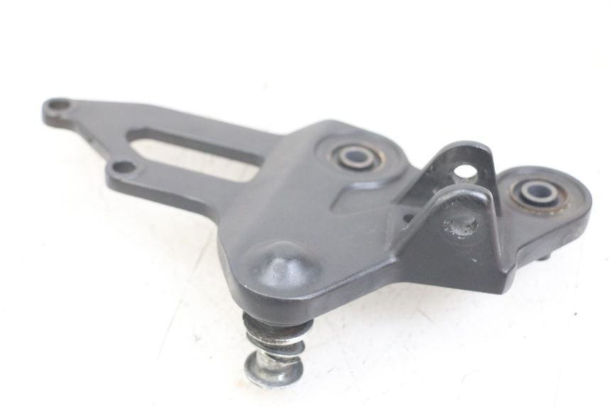 photo de RIGHT FRONT FOOTREST BRACKET YAMAHA MT-07 MT07 ABS 700 (2014 - 2017) - Alternative perspective