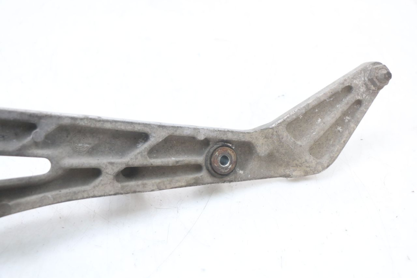 photo de RIGHT FRONT FOOTREST BRACKET HONDA NTV DEAUVILLE 650 (1998 - 2001) - Fixing points details