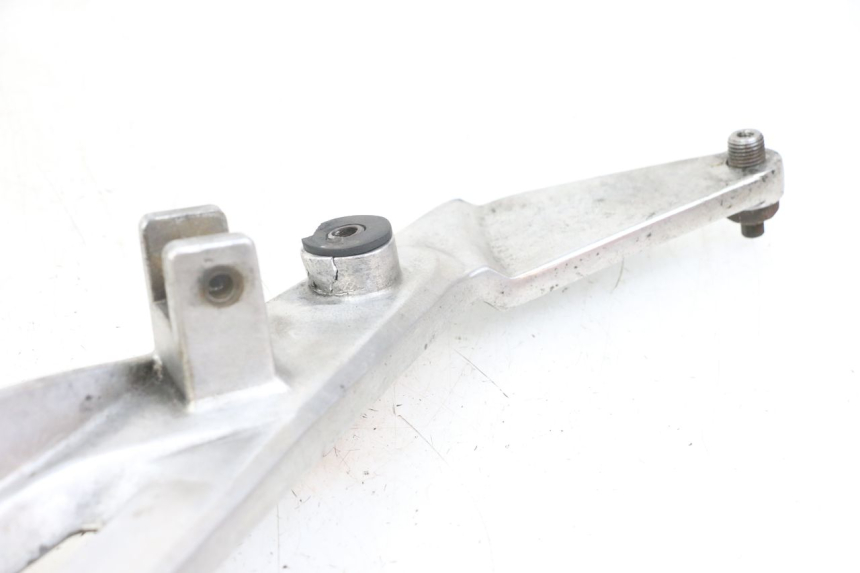 photo de RIGHT FRONT FOOTREST BRACKET HONDA NTV DEAUVILLE 650 (1998 - 2001) - Fixing points details