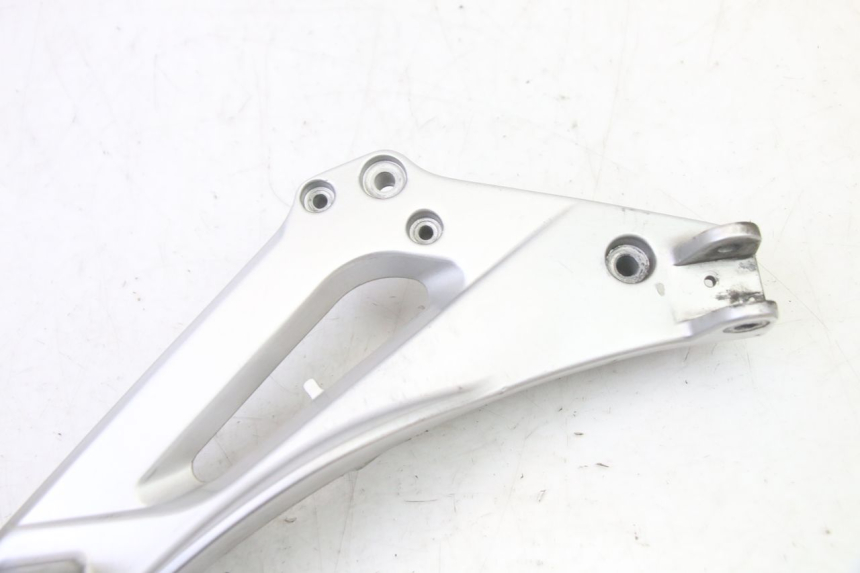 photo de FRONT RIGHT FOOTREST MOUNT HONDA NTV DEAUVILLE 650 (2001 - 2006) - Zoom on usage condition