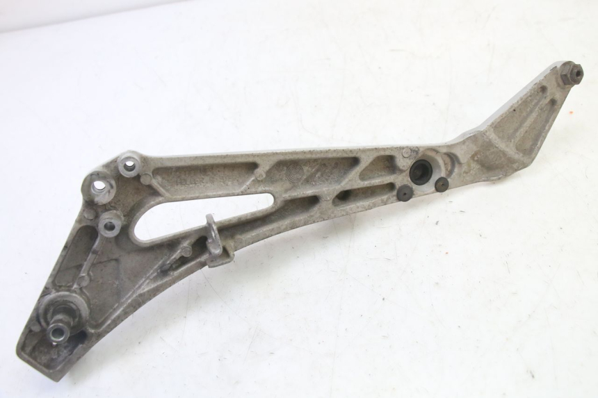 photo de FRONT RIGHT FOOTREST MOUNT HONDA NTV DEAUVILLE 650 (2001 - 2006) - Technical close-up