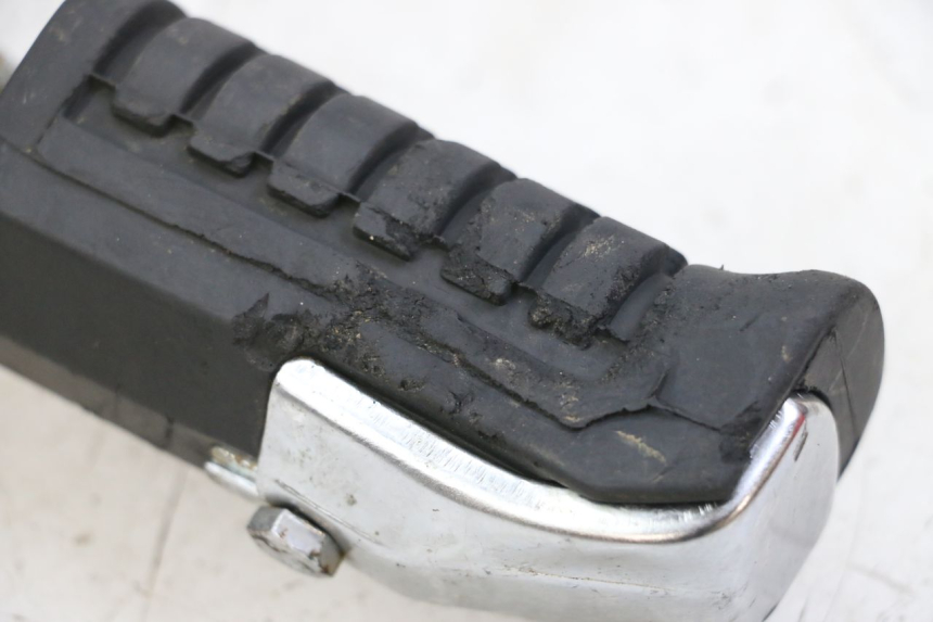 photo de FRONT RIGHT FOOTREST MOUNT REGAL RAPTOR RAXTER 2 125 (2007 - 2015) - Zoom on usage condition