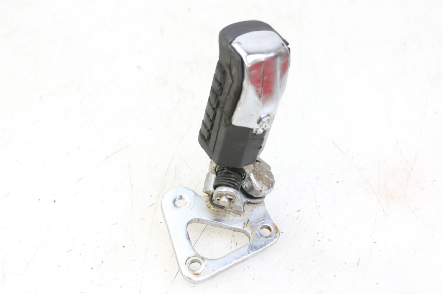 photo de FRONT RIGHT FOOTREST MOUNT REGAL RAPTOR RAXTER 2 125 (2007 - 2015) - Alternative perspective