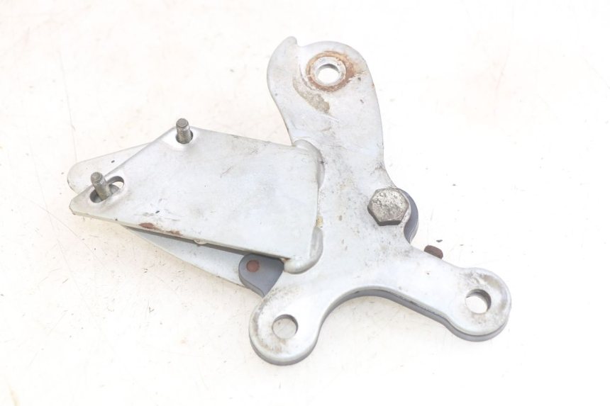 photo de RIGHT FRONT FOOTREST BRACKET YAMASAKI ROADSTER 50 (2013 - 2018) - Zoom on usage condition