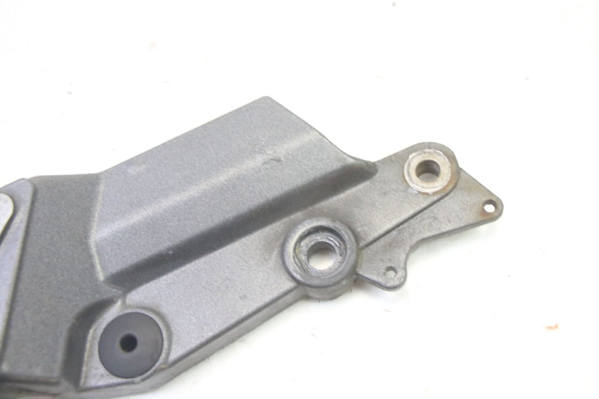 photo de FRONT RIGHT FOOTREST MOUNT TRIUMPH SPRINT 900 (1995 - 1998) - Zoom on usage condition