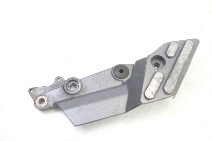photo de FRONT RIGHT FOOTREST MOUNT TRIUMPH SPRINT 900 (1995 - 1998) - Alternative perspective