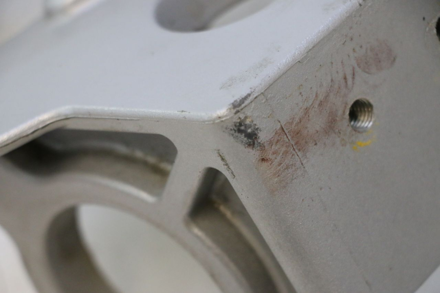 photo de FRONT RIGHT FOOTREST MOUNT CAN-AM SPYDER RS 1000 (2008 - 2012) - Component detail
