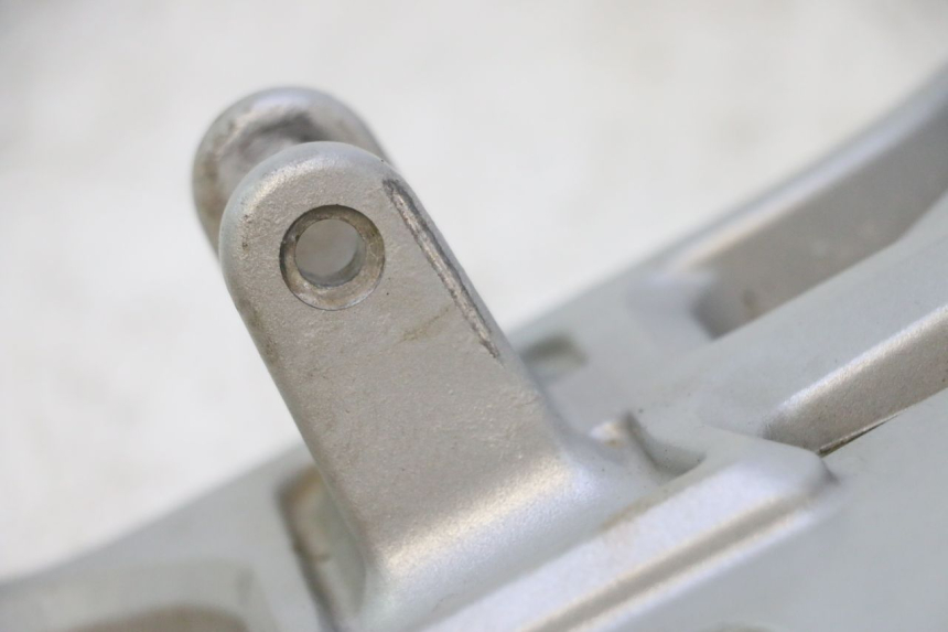 photo de FRONT RIGHT FOOTREST MOUNT CAN-AM SPYDER RS 1000 (2008 - 2012) - Zoom on usage condition