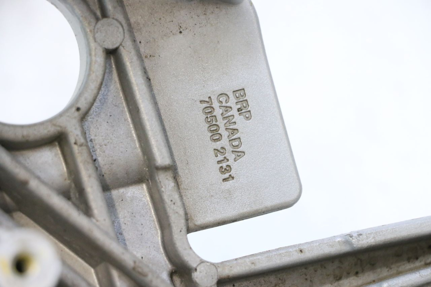 photo de FRONT RIGHT FOOTREST MOUNT CAN-AM SPYDER RS 1000 (2008 - 2012) - Markings and original references