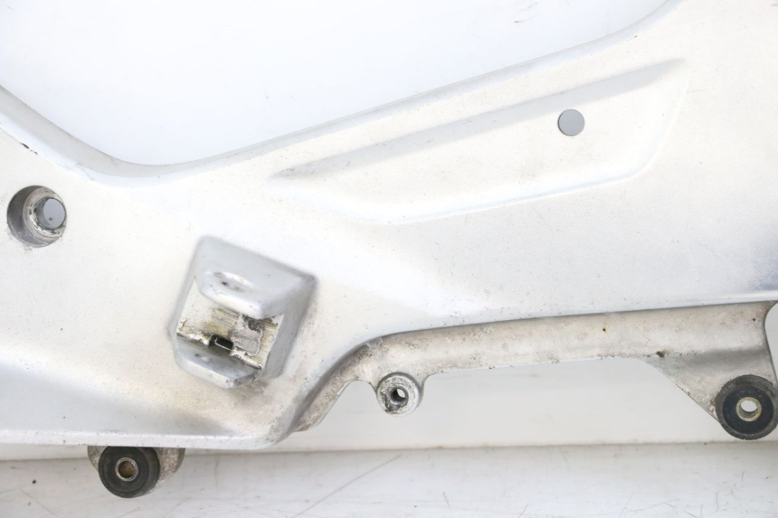 photo de FRONT RIGHT FOOTREST MOUNT HONDA ST PAN EUROPEAN 1300 (2002 - 2013) - Distinctive features