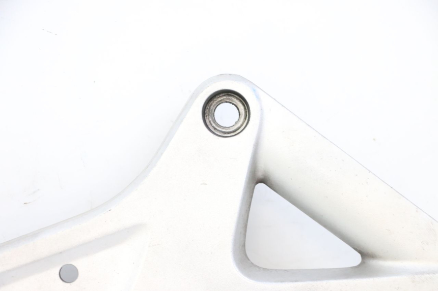 photo de FRONT RIGHT FOOTREST MOUNT HONDA ST PAN EUROPEAN 1300 (2002 - 2013) - Component zoom