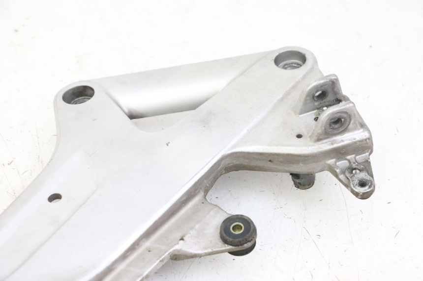 photo de FRONT RIGHT FOOTREST MOUNT HONDA ST PAN EUROPEAN 1300 (2002 - 2013) - Alternative perspective