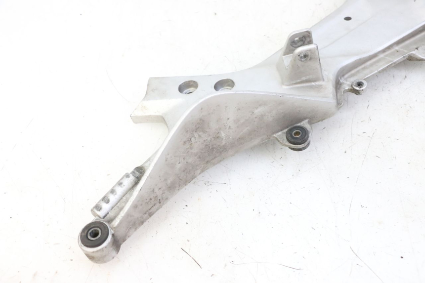 photo de FRONT RIGHT FOOTREST MOUNT HONDA ST PAN EUROPEAN 1300 (2002 - 2013) - Technical close-up