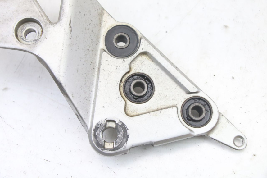 photo de FRONT RIGHT FOOTREST MOUNT SUZUKI GSX F GSXF 650 (2007 - 2015) - Zoom on usage condition