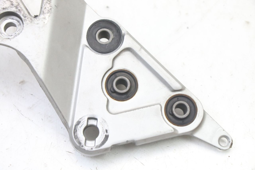 photo de FRONT RIGHT FOOTREST MOUNT SUZUKI GSX F GSXF 650 (2007 - 2015) - Zoom on usage condition