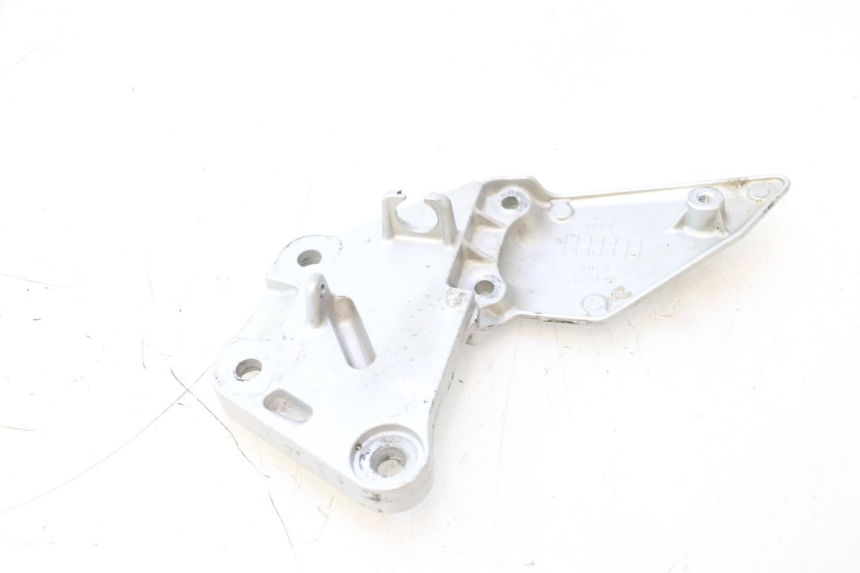 photo de FRONT RIGHT FOOTREST MOUNT SUZUKI SV S 650 (2003 - 2009) - Zoom on usage condition