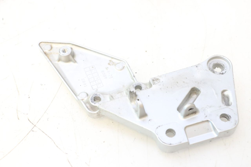photo de FRONT RIGHT FOOTREST MOUNT SUZUKI SV S 650 (2003 - 2009) - Alternative perspective
