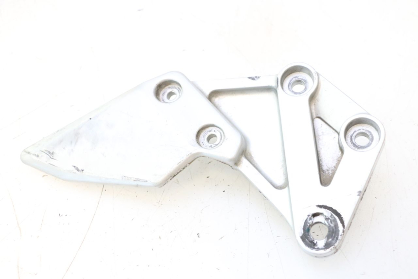photo de FRONT RIGHT FOOTREST MOUNT SUZUKI SV S 650 (2003 - 2009) - Fixing points details