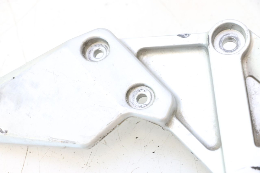 photo de FRONT RIGHT FOOTREST MOUNT SUZUKI SV S 650 (2003 - 2009) - Surface and material condition