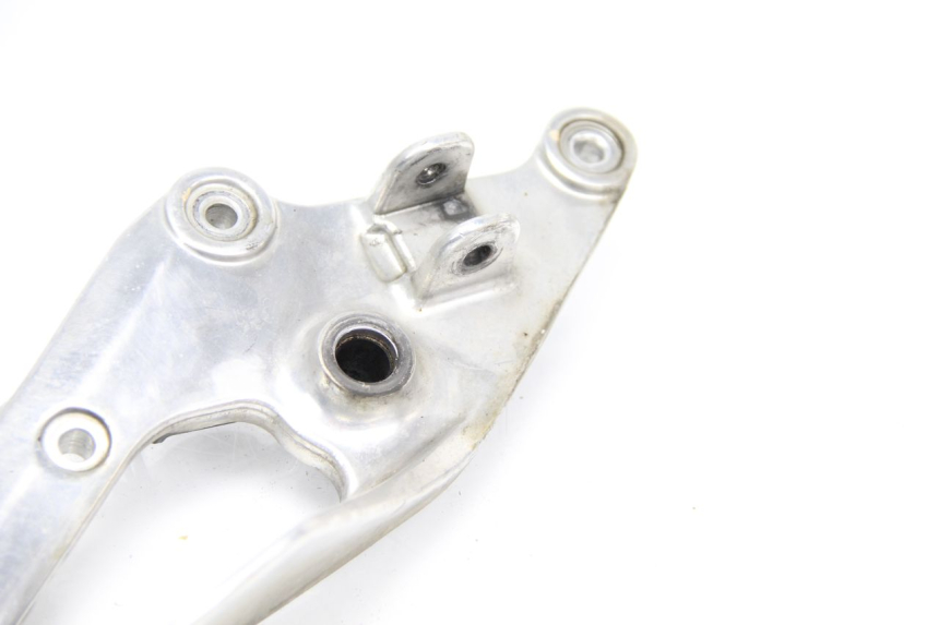 photo de FRONT RIGHT FOOTREST MOUNT YAMAHA TDM ABS 900 (2002 - 2014) - Zoom on usage condition