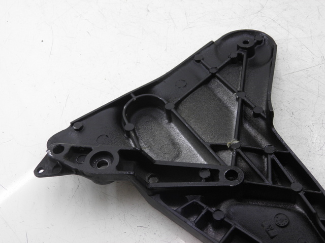 photo de FRONT RIGHT FOOTREST MOUNT TRIUMPH TROPHY 1200 (1996 - 2003) - Alternative perspective