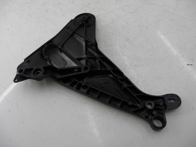 photo de FRONT RIGHT FOOTREST MOUNT TRIUMPH TROPHY 1200 (1996 - 2003) - Technical close-up